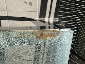 Glastisch mit Metallgestell zu verschenken! Bild 4