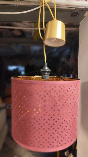 Hängelampe von IKEA, weinrot, innen goldig