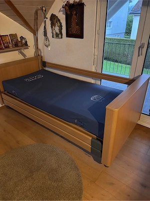 Hochwertiges Pflegebett Bild 2