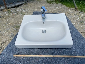 Waschbecken, 60 cm breit, mit Armatur