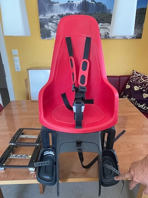 Kindersitz mit zwei Halterungen 