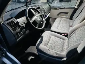 VW T5 Transporter 2.5 TDI 9-Sitzer Vorgeführt Bild 9