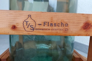 Fruchtsaftflasche 25 l in Holzverkleidung Bild 3