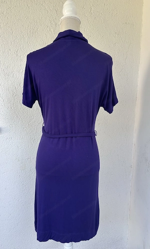 Lila Kleid mit Wasserfall Ärmel und Bindegürtel Bild 4