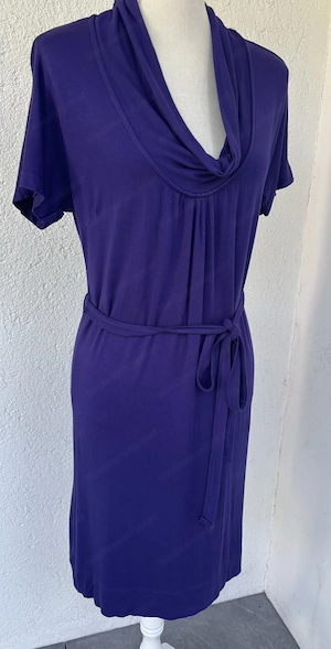 Lila Kleid mit Wasserfall Ärmel und Bindegürtel Bild 2
