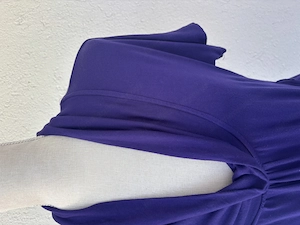 Lila Kleid mit Wasserfall Ärmel und Bindegürtel Bild 3