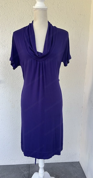 Lila Kleid mit Wasserfall Ärmel und Bindegürtel Bild 5