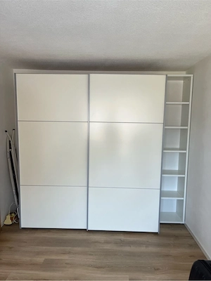 Kleiderschrank mit Schwebetüren + Regal   modern & geräumig