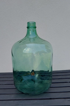 Fruchtsaftflasche 25 l in Holzverkleidung