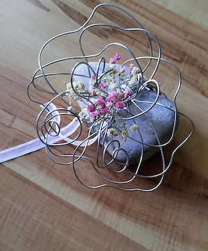 Deko Blume aus Draht auf Stein neu  Bild 2