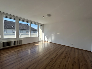Helle 1,5-Zimmer-Wohnung mit Balkon | vollständig renoviert | zentrale Lage
