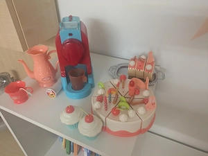 Spielzeugkaffeemaschine und Kuchen Bild 2
