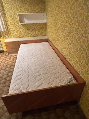 Bett mit Schränkchen inkl. Matratze