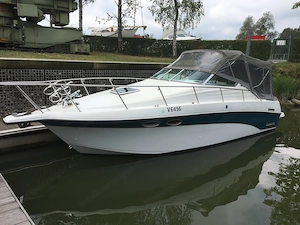 Motorboot mit neuem Motor Antrieb