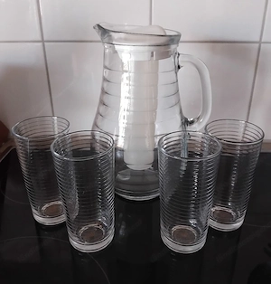 Glaskrug mit Gläsern