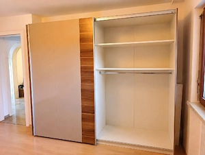 Schwebetürenschrank Nussbaumoptik Bild 2