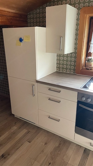 Küchenzeile mit Elektrogeräten Bild 2