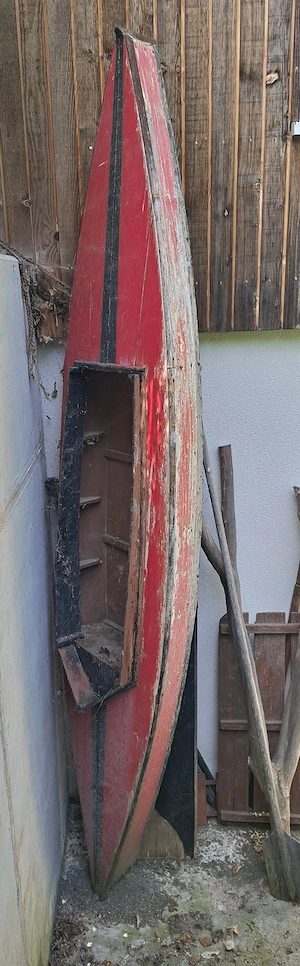 Altes Holzboot zu verschenken