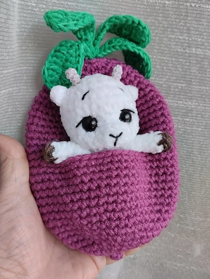 Gestricktes Spielzeug: Ziege aus Rüben. 