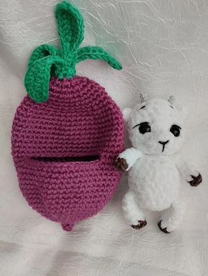 Gestricktes Spielzeug: Ziege im Rüben.  Bild 2
