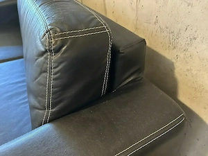 Hochwertiges Design-Kunstledersofa (Schwarz) mit Hocker & Kontrastnaht - Guter Zustand! Bild 2