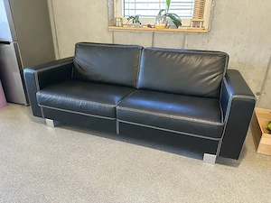 Hochwertiges Design-Kunstledersofa (Schwarz) mit Hocker & Kontrastnaht - Guter Zustand! Bild 4