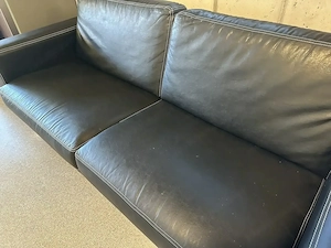Hochwertiges Design-Kunstledersofa (Schwarz) mit Hocker & Kontrastnaht - Guter Zustand! Bild 3