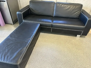 Hochwertiges Design-Kunstledersofa (Schwarz) mit Hocker & Kontrastnaht - Guter Zustand! Bild 5