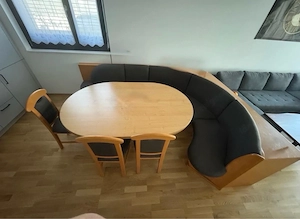Eckbank mit Tisch und Stühlen