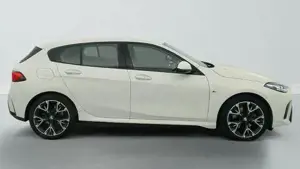 BMW 1er 120d 163 ch DKG7 M Sport 120 120 kW (163 PS), Automatik, Frontantrieb Bild 8
