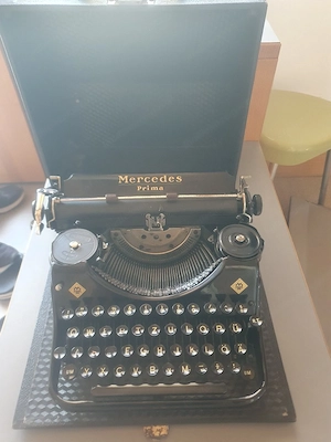 Alte Reiseschreibmaschine im Koffer