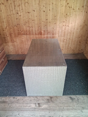 Gartentisch bzw Terassentisch umsonst abzugeben. Bild 2