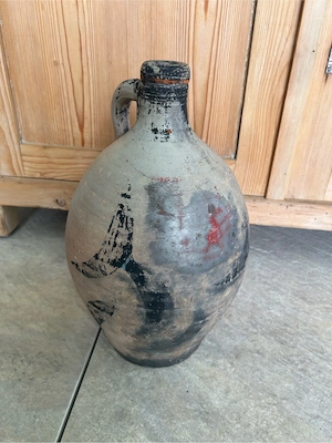 Antiker französischer Steinkrug im Wabi-Sabi-Stil