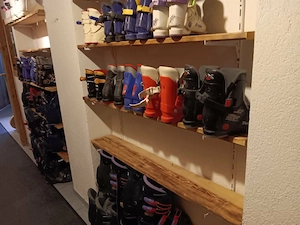 RESERVIERT: Verschenke ältere Modelle von Ski, Schuhe, Stöcke und Helme Bild 2