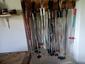 RESERVIERT: Verschenke ältere Modelle von Ski, Schuhe, Stöcke und Helme Bild 4