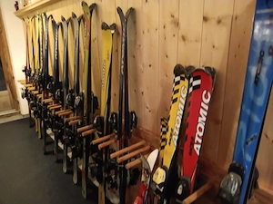 RESERVIERT: Verschenke ältere Modelle von Ski, Schuhe, Stöcke und Helme Bild 3
