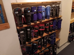 RESERVIERT: Verschenke ältere Modelle von Ski, Schuhe, Stöcke und Helme