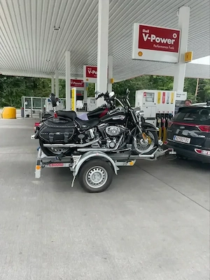 MIETEN: MotorradAnhänger mit Auflaufbremse