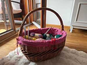 Strickgarn und Korb
