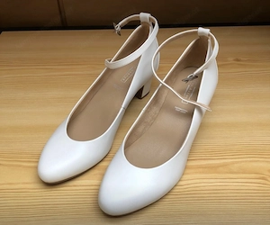 Weiße Stöckelschuhe mit Riemchen