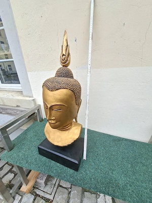 Buda aus Holz.