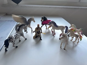 7 Schleichpferde + König