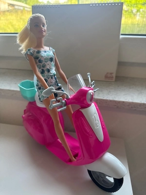 Barby mit Moped