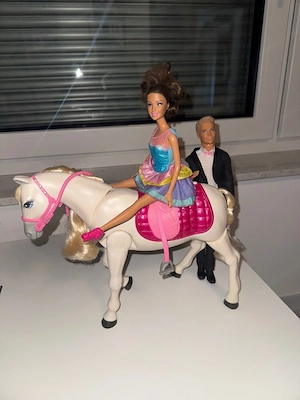 Bateriebetriebenes tanzendes Barbiepferd mit Barbie und Ken