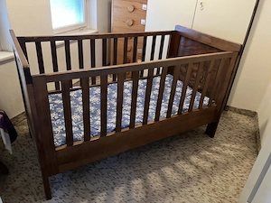 Gitterbett aus Holz