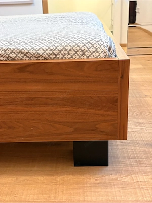 Doppelbett mit Holzrahmen braun, Lattenrost und Matratze Bild 5