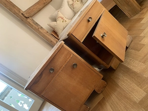 Omas schöne Nachtkästchen mit dazugehörigem Doppelbett im 50er-Jahre Stil Bild 2
