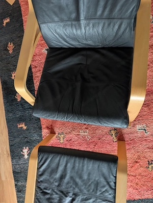 POÄNG Schwingsessel mit Fußteil LEDER schwarz Bild 2