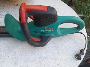 Bosch Heckenschere und Verlängerungskabel zu verkaufen. Bild 2