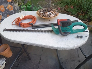 Bosch Heckenschere und Verlängerungskabel zu verkaufen.